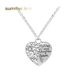 Pendant Necklaces Fashion Love Necklace Between Mother Daughter Is Hollow Out Heart Pendants Womens/ Mothers Day Jewellery Gift Drop De Ot05E