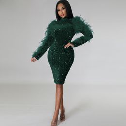 Grön paljetterad fjäderhemdlänningar rygglös mantel kort prom klänning med långärmad bodycon nattklubbklänning 326 326