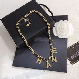 23SS modisch 18K Gold plattiert Edelstahl Halsketten Kette Choker Brief Anhänger Statement Mode Frauen Halskette Hochzeitsfeier Schmuckzubehör Accessoires