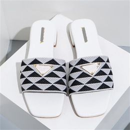 Luxe Designer Dames Sandalen Driehoek Borduurwerk Slippers Mode Dames Sandaal Casual Platte Hak Raster Slides Zomer Strand Schoenen