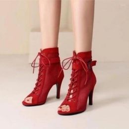 Sandálias 2022 Mesh grande malha vermelha e outono estilo salto alto sapatos femininos finos e oco renda versátil up botas frias mulheres 905 185 sals