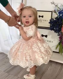 2023 Blush Pink Flower Girls Dresses For Weddings Jewel Neck Short Sleeves Lace Appliques Short Knee Length Birthday Children Girl Pageant Gowns Back With Bow