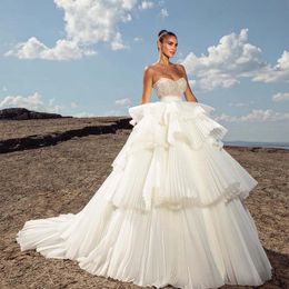 Princess Ball Gown Wedding Dress 2023 Vestido Noiva Pärlor Stropplös Robe de Mariee veck Brudklänningar