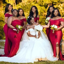 2023 African Bridesmaid Dresses Red Satin Spring Off Shoulder Short Sleeves Countryside Garden Formal Wedding Party Gowns Plus Size Custom Side Split