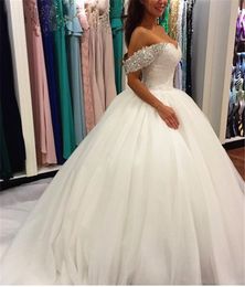 Abiti da ballo con cristalli pesanti e spalle scoperte Abiti da sposa in pizzo Abito da sposa principessa con strascico lungo