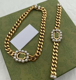 Girocollo classico con collare di perle Collana di dichiarazione Stilista di moda Doppia lettera Grosso girocolli a catena spessa Collana Bracciale per regalo di gioielli da donna