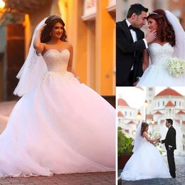 Ballkleid-Hochzeitskleider mit herzförmigem Ausschnitt und Perlenbesatz, voller Ballkleid-Rock mit Strasssteinen und fließenden Brautkleidern