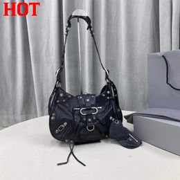 2022 Women Handbags Classic Motorcycle Bags Element Design Rivet Leather Half Crescent Le Cagole Saddle Single Shoulder Diagonal S258g