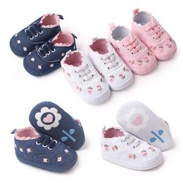 Toddler Bebek İlk Walker Çocuk Kız Ayakkabı Beyaz Dantel Çiçek İşlemeli Yumuşak Ayakkabılar Prewalker Yürüyüş 0-18m