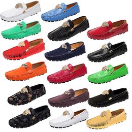 Marca Vera pelle Fibbia in metallo Designer italiano Lucido Uomo Scarpe da donna Verde fluorescente Mocassini Mocassini Scarpa da guida Scarpe eleganti piatte casual