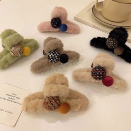 Winter Faux Fur Hair Claw Elegant Vintage Button Acrylic Hairpins Plush Hair Clip Barrette Headwear for Women Hair Accessories