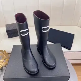 2023 Croc Boot Kadın tasarımcı botları Paris Yağmur botları erkekler diz boyu patik 20MM uzun Arch EVA Kauçuk platformu Rainboots yeşil parlak pembe siyah lüks ayakkabılar spor ayakkabıları