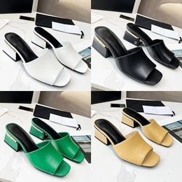 2023 Designer Reine Farbe Quadratischer Kopf Slides Hausschuhe Damen Luxus 100% Leder Perle Ornament Outdoor High Heels Sandalen Dame Sexy Flacher Mund Slipper Schuhgröße 40