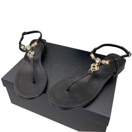 23SS Sommer-Damen-Sandalen aus Lammfell, Love Heart Jewel, T-Linie, Flip-Flops, niedrige Absätze, Hausschuhe, Slides, klassischer schwarzer Mule-Schnallenriemen, Freizeitschuh, Strandschuh in Übergröße