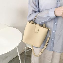 Evening Bags RanHuang 2022 Women Simple Shoulder Small Handbags Leather Bucket Korean Style Girls Messenger A1405