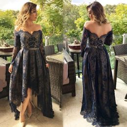 Abiti da sera neri con spalle scoperte Plus Size Abiti da sera in pizzo con applicazioni a maniche lunghe Hi Lo Party Dress