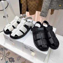 2023 novo verão sandálias romanas senhoras sapatos casuais The Row designer moda clássica fivela de couro oca salto plano fundo grosso sapatos formais calçados de fábrica