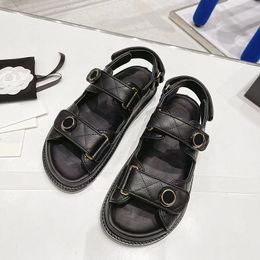 Kadın Moda Klasikleri İçin Günlük Düz Sandaletler Rhinestone İnci Zincir Toka Orijinal Deri Serin Ayakkabılar Tasarımcılar Bayanlar Düz Form Sandal Arka Kayış