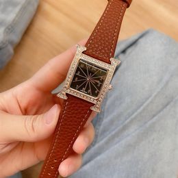 Must-Have-Uhren für Paare. Das Armband in leuchtenden Farben umschließt die einzigartige H-Form. Importiertes multifunktionales Quarzwerk 244j