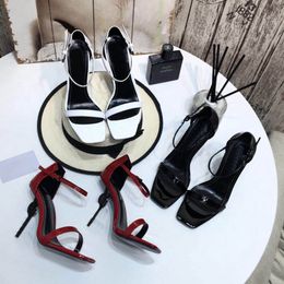 Scarpe per abiti da donna di marca top designer estate in metallo fibbia in pelle sandals alta sandali etichetta scarpe da matrimonio festeggiate per casual dimensioni 35-40