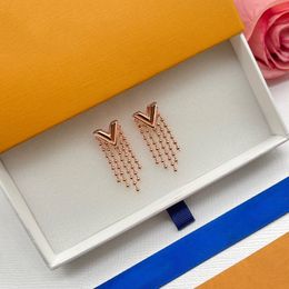 Designer Hoop Silver Rose Stud Earrings For Women Luxurys Designers Heart Gold Earring Fashion V Letter Pearl Earring 2211013Z