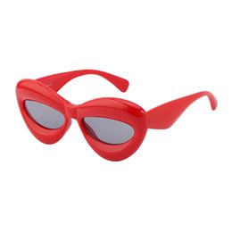 2022 nuove donne labbra rosse occhiali da sole Europa Stati Uniti personalità modello femminile esplosivo occhiali da sole sportivi antivento moda all'aperto occhiali stravaganti all'ingrosso