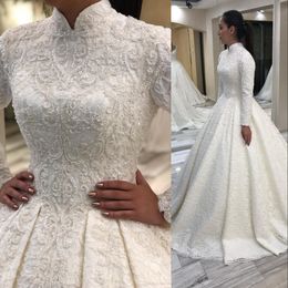 2023 MUSLIM EN LINE bröllopsklänningar Bollklänning High Neck Dubai Arabia Full spetskristallpärlor Pärlor Långärmar Plus Size -brudpartyklänningar Robe de äktenskap