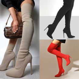 Diz botları üzerinde kadınlar dokunmuş uzun tüp yüksek topuklu botlar örme çorap botları