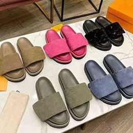 Slippers designer Slippers POOL PILLOW COMFORT Sandals Smooth Calfskin Slipper Women Mens Flat Letter Mules Shoes Fashionable Easy-to-wear Rubber E23G U6io#