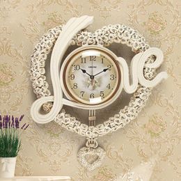 Wall Clocks European Style Swing Love Heart-shaped White Living Room Clock Bedroom Silent Gold Ornaments Round Decorative Quartz