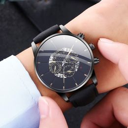 Orologi da polso Orologio da uomo Esplosioni da uomo Versione coreana del calendario Moda Falso Quarzo in pelle da uomo sportivo a tre occhi