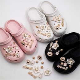 Accessori per parti di scarpe 1 Set JIBZ Croc Charms Designer Bling Decorazioni di profumo di fiori di lusso per scarpe di perle dorate 221103