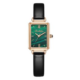 Tiktok Lolarose observa com o mesmo relógio Feminino British Small Dial Small Green Tabela332D