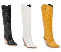 Botas mais vendidas 2022 Moda Clássica Preto Branco Amarelo Botas de cano alto Knight Western Cowboy Feminino Sapatos de Inverno Longos Sapatos de Inverno Bico Pontudo Cowgirl Wedges Sapato de Motocicleta