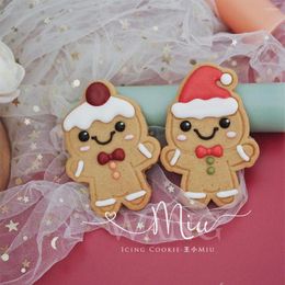 Baking Moulds 2Pcs/Set Christmas Gingerbread Man Shape Cookie Mould 3D Pressable Stamped Embossed Biscuit Cutters Kitchen Cute Tool