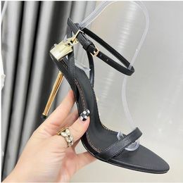 Sandalen, Partyschuhe, Leder-Außensohle, Fabrik-Schuhwerk, Satin-Absatz, nackte Stiletto-Absätze, Knöchelwickel, 10,5 cm, metallischer Absatz, Luxus-Designer, Vorhängeschloss verziert