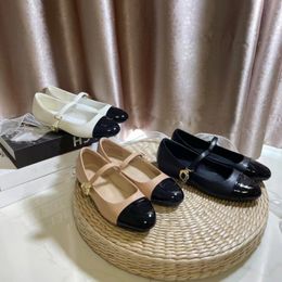 Sandálias vintage novas femininas deslizam slides clássicos de salto plano de luxo de luxo de couro mary jane sapatos de fivela de fivela de fivela sapato de dança preto branco rosa sapato de moda