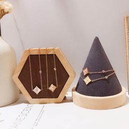 Kvinnor sätter guldpläterade designer smycken halsband märke rostfritt stål armband kvinnors kärlek gåva vårprydnader