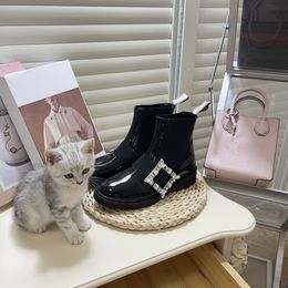 Сапоги лодыжки Martin Booties Brands Shoes Factory Factory обувь черная эластичная коренавая платформа байкерская кожа с кусочкой для роскошных дизайнеров с надписью с пряжкой с пряжкой с пряжкой