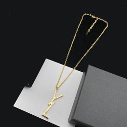 Designer di collana con catena in oro con lettera di nuova moda per gli amanti delle feste, gioielli firmati regalo con BOX