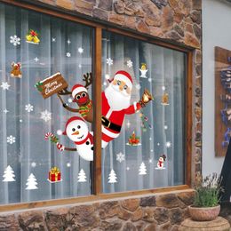 Рождественские наклейки с окнами на стенах вступают в брак с рождественскими украшениями для домашних декоров.