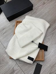 2023 Luxury C Home Wool Classic Set Hat Scarf Designer de mode pour hommes et femmes Mode chaude des femmes