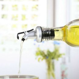 Olive Oil Vinegar Spout Pourer Cooking Utensils Leak-proof Food Grade Plastic Nozzle Sprayer Liquor Kitchen Accessory