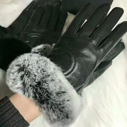 Projektant luksusowych damskich zimowych skórzanych rękawiczek Pluszowy ekran dotykowy Zewnętrzna izolacja termiczna kożuch do jazdy na rowerze z ciepłym izolowanym prezentem z owczej skóry