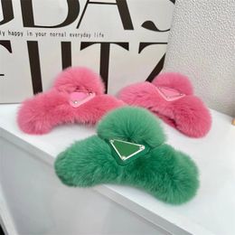 2024New Cabelo Clipes Barrettes Fluffy Designer Mulheres Luxurys Hairpins Fuzzy Letras Garra Clip Furry Inverno Quente Pin Designers Meninas Hairclips Jóias Top Presente