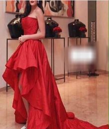 Mode hohe niedrig rote Abendkleider trägerloser Abschlussballkleider zurück Reißverschluss mit Rüschen maßgeschneidert Taft billige formelle Party 1252940