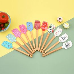 Christmas Series Pattern Wooden Handle Spatula Mixing Scraper Kitchen Cake Cream Spatula Silicone Spatulas Baking Accessories RRC352