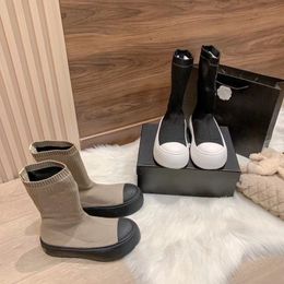 Çorap Botları Kadınlar Streç Kumaş Tasarımcı Botlar Marka Mektubu Baskı Ayak Bileği Botları Klasik Lüks Moda Botları Kayma Soygun Renk Slip Slip Round Toe Rahat Düz