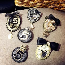 Brooches Vintage Famous Design Bow Crown Brooch Small Fragrant Wind Cloth Art Number 5 Badge For Woman