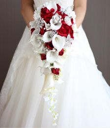 Ramos de novia en cascada flores de boda con perlas artificiales y diamantes de diamantes de diamantes de cala lirios rojos Rose de Mariage Decoraci￳n 3213359